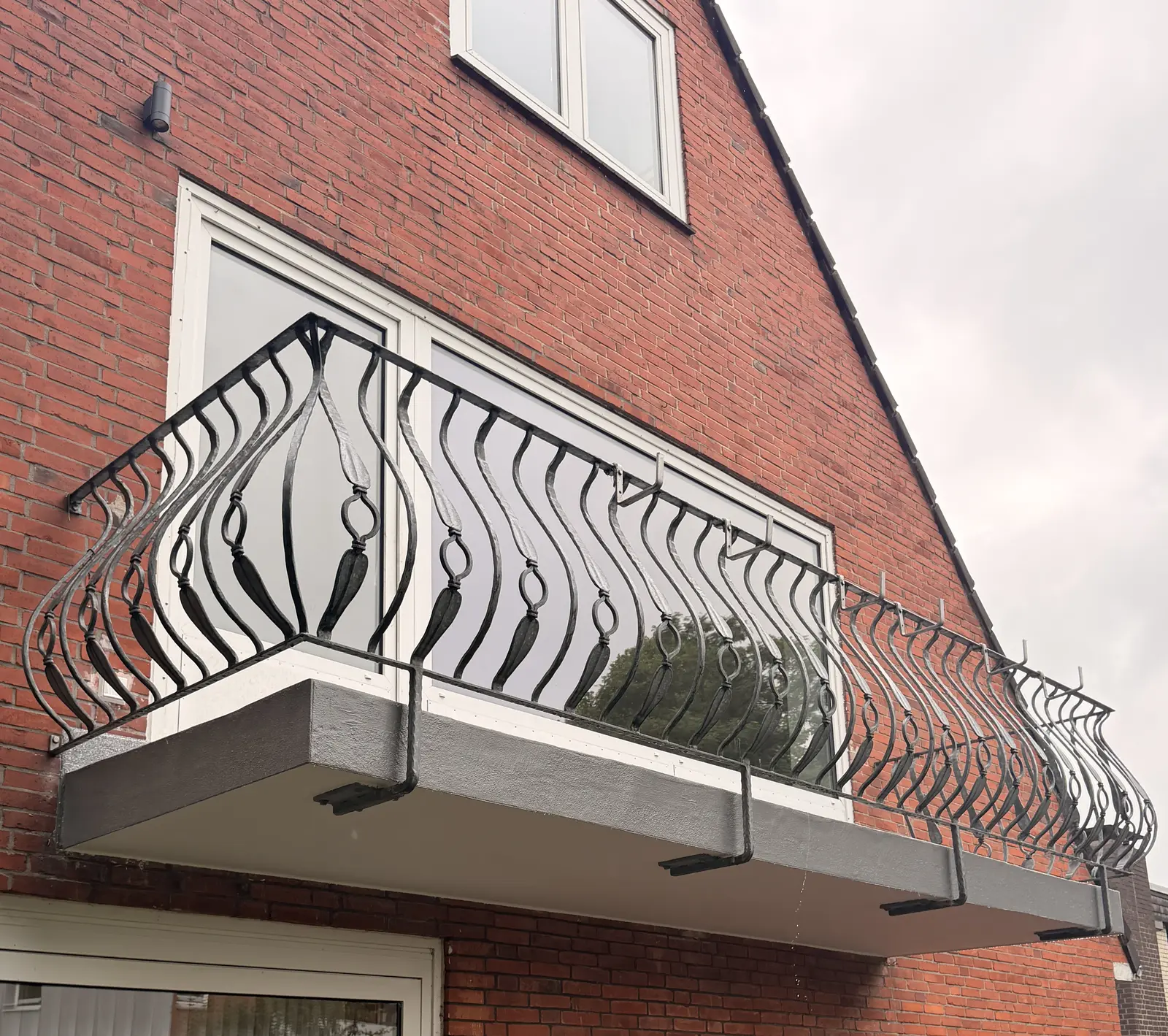Balkon nach der Sanierung mit erneuerter Unterseite und beschichteten Stirnkanten